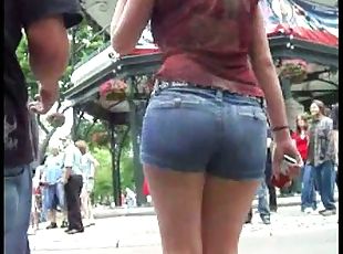 Candid camera gets a glimpse of a phat ass babe