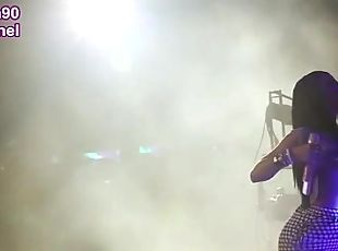 Nicki Minaj Flashing Tits in Concert