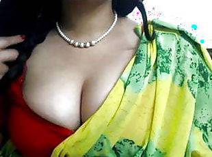 Mature big boobs aunty saree blouse showing