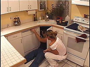 Amateur chick gets her cunt fingered and pounded in the kitchen