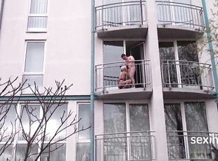 Blonde auf dem balkon Gefickt