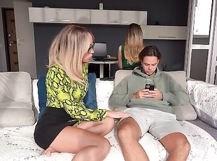 Cheating With Milf Stepmom On The Sofa! Blonde Gets Creampied While...