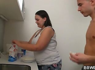 Fat chick and her dude play with ice-cream and fuck