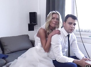 DEBT4k. Lo sposo sta guardando come la sua sposa fa sesso con un al...