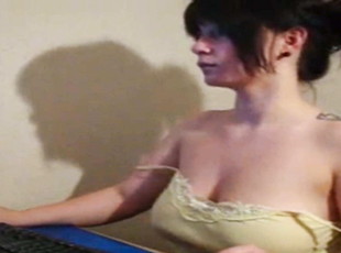 Hausfrau rubbelt sich die Muschi vor der Webcam