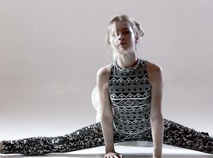 Russian flexible teen Rita Mochalkina does the splits and shows yum...