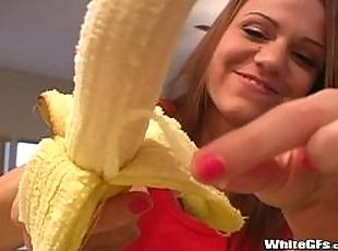 бананом, поддразнивание