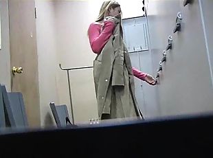 Sneaky voyeur caught sexy girl in the lockerroom