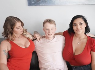 FFM threesome on the sofa with hot Lolly Dames and Ashlyn Peaks